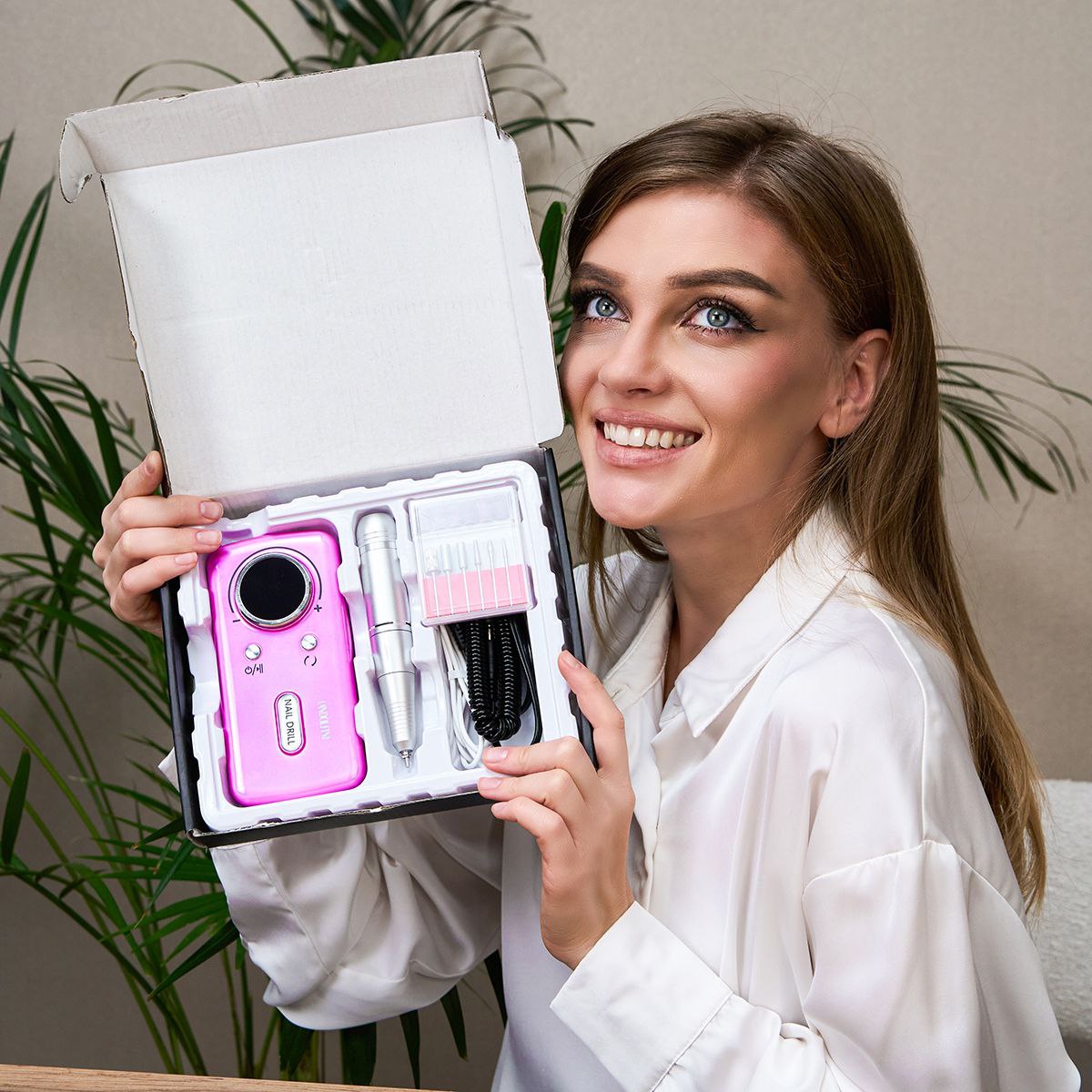 Компактный аппарат для маникюра и педикюра